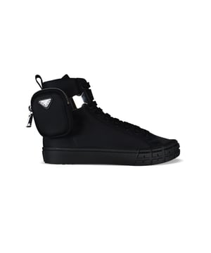 Hoge sneakers van Wheel Prada.Re-nylon gabardine.Glad leren interieur.Logo aangebracht op de tong.Driehoekig Prada-logo in metaal en email.Klein afneembaar nylon zakje met metalen ritssluitingAfneembare riem met drukgesp.Zwarte rubberen zool met Wheel-stip.Koordsluiting.       Tong achteraan.