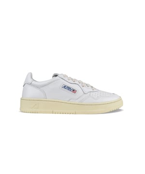 Sneakers Autry de piel blanca.Parche con logotipo en el exterior.Talonera de piel blanca con logotipo en relieve.Lengüeta con parche del logotipo.Suela de goma con efecto amarilleado.Cierre con cordones.Puntera redonda perforada.100% piel.
