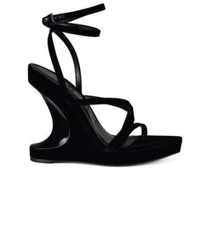 Sandalias de cuña Tom Ford.Terciopelo negro. Tiras y hebilla ajustable en el tobillo.Suela de cuña de 12 cm.Tacón de diseño efecto espejo. Plataforma en la parte delantera del zapato.Puntera abierta en punta.Suela de cuero.Made in Italy.
