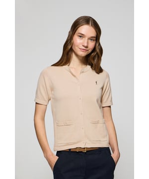 Verfeinern Sie Ihren Stil mit diesem kurzärmeligen Cardigan, den man zu jeder Jahreszeit tragen kann. Der leichte Baumwollstoff macht ihn bequem und atmungsaktiv, während Details wie der Knopfverschluss und die Knopftaschen das Design aufwerten. Das Nahtband mit Logo und die Rigby Go-Stickerei in Kontrastfarbe auf der Brust unterstreichen seinen einzigartigen Charakter.