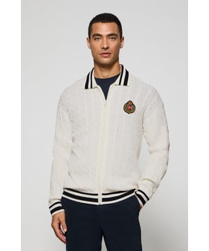 Dieser geflochtene Cardigan für Herren verbindet Eleganz und Komfort auf perfekte Weise. Hergestellt aus Baumwolle und Polyamid. Das Design mit Reißverschluss und kontrastierenden Streifen an Kragen, Saum und Manschetten ist vom maritimen Stil inspiriert. Der Brustaufnäher und das seitliche Polo Club Etikett verleihen ihm eine besondere Note und machen ihn zum idealen Begleiter für jede Gelegenheit.