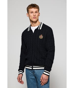 Dieser geflochtene Cardigan für Herren verbindet Eleganz und Komfort auf perfekte Weise. Hergestellt aus Baumwolle und Polyamid. Das Design mit Reißverschluss und kontrastierenden Streifen an Kragen, Saum und Manschetten ist vom maritimen Stil inspiriert. Der Brustaufnäher und das seitliche Polo Club Etikett verleihen ihm eine besondere Note und machen ihn zum idealen Begleiter für jede Gelegenheit.