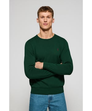 Eleganz ist Ihnen mit unserem gestrickten Baumwollpullover mit Rundkragen für Herren gewiss. Seine reguläre Passform passt sich allen Körpertypen an. Rippbündchen an Kragen, Ärmeln und Taille sorgen für einen perfekten Sitz. Das dezente marineblaue Nahtband am Kragen mit eingraviertem Polo Club Logo unterstreichen die Eleganz dieses Pullovers. Charakteristische Stickerei unseres Rigby Go-Logos in Kontrastfarbe auf der Brust. Kombinieren Sie ihn mit einer Jeans für einen legeren Look oder einer Chinohose für ein eleganteres Outfit.