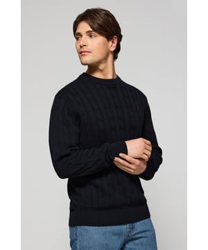 Unser Zopfstrickpullover für Herren ist ein Synonym für Eleganz und Komfort. Sein einzigartiges Flechtmuster verleiht ihm Struktur und Raffinesse, während gerippte Details an Kragen, Ärmeln und Saum für einen guten Sitz und ein raffiniertes Finish sorgen. Das dezente marineblaue Nahtband am Kragen mit Polo Club Logo unterstreicht die Eleganz dieses Modells. Die emblematische Rigby Go Stickerei in Kontrastfarbe auf der Brust unterstreicht seine einzigartige Optik. Ideal für einen eleganten und zeitlosen Look.