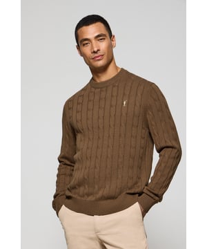 Unser Zopfstrickpullover für Herren ist ein Synonym für Eleganz und Komfort. Sein einzigartiges Flechtmuster verleiht ihm Struktur und Raffinesse, während gerippte Details an Kragen, Ärmeln und Saum für einen guten Sitz und ein raffiniertes Finish sorgen. Das dezente marineblaue Nahtband am Kragen mit Polo Club Logo unterstreicht die Eleganz dieses Modells. Die emblematische Rigby Go Stickerei in Kontrastfarbe auf der Brust unterstreicht seine einzigartige Optik. Ideal für einen eleganten und zeitlosen Look.