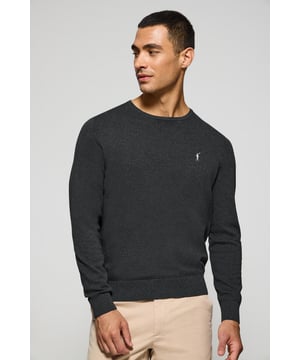 Eleganz ist Ihnen mit unserem gestrickten Baumwollpullover mit Rundkragen für Herren gewiss. Seine reguläre Passform passt sich allen Körpertypen an. Rippbündchen an Kragen, Ärmeln und Taille sorgen für einen perfekten Sitz. Das dezente marineblaue Nahtband am Kragen mit eingraviertem Polo Club Logo unterstreichen die Eleganz dieses Pullovers. Charakteristische Stickerei unseres Rigby Go-Logos in Kontrastfarbe auf der Brust. Kombinieren Sie ihn mit einer Jeans für einen legeren Look oder einer Chinohose für ein eleganteres Outfit.
