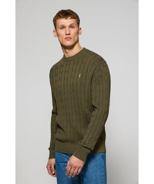 Unser Zopfstrickpullover für Herren ist ein Synonym für Eleganz und Komfort. Sein einzigartiges Flechtmuster verleiht ihm Struktur und Raffinesse, während gerippte Details an Kragen, Ärmeln und Saum für einen guten Sitz und ein raffiniertes Finish sorgen. Das dezente marineblaue Nahtband am Kragen mit Polo Club Logo unterstreicht die Eleganz dieses Modells. Die emblematische Rigby Go Stickerei in Kontrastfarbe auf der Brust unterstreicht seine einzigartige Optik. Ideal für einen eleganten und zeitlosen Look.