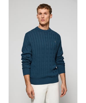 Unser Zopfstrickpullover für Herren ist ein Synonym für Eleganz und Komfort. Sein einzigartiges Flechtmuster verleiht ihm Struktur und Raffinesse, während gerippte Details an Kragen, Ärmeln und Saum für einen guten Sitz und ein raffiniertes Finish sorgen. Das dezente marineblaue Nahtband am Kragen mit Polo Club Logo unterstreicht die Eleganz dieses Modells. Die emblematische Rigby Go Stickerei in Kontrastfarbe auf der Brust unterstreicht seine einzigartige Optik. Ideal für einen eleganten und zeitlosen Look.