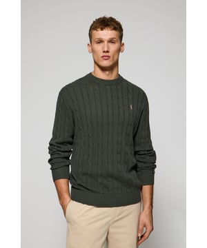 Unser Zopfstrickpullover für Herren ist ein Synonym für Eleganz und Komfort. Sein einzigartiges Flechtmuster verleiht ihm Struktur und Raffinesse, während gerippte Details an Kragen, Ärmeln und Saum für einen guten Sitz und ein raffiniertes Finish sorgen. Das dezente marineblaue Nahtband am Kragen mit Polo Club Logo unterstreicht die Eleganz dieses Modells. Die emblematische Rigby Go Stickerei in Kontrastfarbe auf der Brust unterstreicht seine einzigartige Optik. Ideal für einen eleganten und zeitlosen Look.