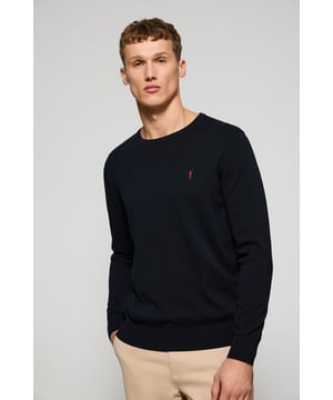 Eleganz ist Ihnen mit unserem gestrickten Baumwollpullover mit Rundkragen für Herren gewiss. Seine reguläre Passform passt sich allen Körpertypen an. Rippbündchen an Kragen, Ärmeln und Taille sorgen für einen perfekten Sitz. Das dezente marineblaue Nahtband am Kragen mit eingraviertem Polo Club Logo unterstreichen die Eleganz dieses Pullovers. Charakteristische Stickerei unseres Rigby Go-Logos in Kontrastfarbe auf der Brust. Kombinieren Sie ihn mit einer Jeans für einen legeren Look oder einer Chinohose für ein eleganteres Outfit.