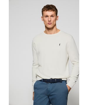 Eleganz ist Ihnen mit unserem gestrickten Baumwollpullover mit Rundkragen für Herren gewiss. Seine reguläre Passform passt sich allen Körpertypen an. Rippbündchen an Kragen, Ärmeln und Taille sorgen für einen perfekten Sitz. Das dezente marineblaue Nahtband am Kragen mit eingraviertem Polo Club Logo unterstreichen die Eleganz dieses Pullovers. Charakteristische Stickerei unseres Rigby Go-Logos in Kontrastfarbe auf der Brust. Kombinieren Sie ihn mit einer Jeans für einen legeren Look oder einer Chinohose für ein eleganteres Outfit.