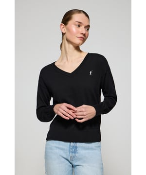 Eleganz ist Ihnen mit unserem gestrickten Baumwollpullover mit V-Kragen für Damen sicher. Seine reguläre Passform passt sich allen Körpertypen an. Rippbündchen an Kragen, Ärmeln und Taille sorgen für einen perfekten Sitz. Das dezente marineblaue Nahtband am Kragen mit eingraviertem Polo Club Logo unterstreichen die Eleganz dieses Pullovers. Charakteristische Stickerei unseres Rigby Go-Logos in Kontrastfarbe auf der Brust. Kombinieren Sie ihn mit einer Jeans für einen legeren Look oder einer Chinohose für ein eleganteres Outfit.