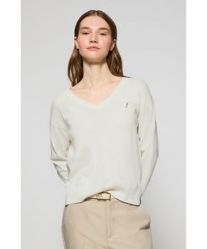 Eleganz ist Ihnen mit unserem gestrickten Baumwollpullover mit V-Kragen für Damen sicher. Seine reguläre Passform passt sich allen Körpertypen an. Rippbündchen an Kragen, Ärmeln und Taille sorgen für einen perfekten Sitz. Das dezente marineblaue Nahtband am Kragen mit eingraviertem Polo Club Logo unterstreichen die Eleganz dieses Pullovers. Charakteristische Stickerei unseres Rigby Go-Logos in Kontrastfarbe auf der Brust. Kombinieren Sie ihn mit einer Jeans für einen legeren Look oder einer Chinohose für ein eleganteres Outfit.