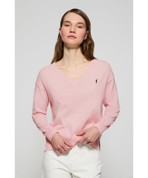 Eleganz ist Ihnen mit unserem gestrickten Baumwollpullover mit V-Kragen für Damen sicher. Seine reguläre Passform passt sich allen Körpertypen an. Rippbündchen an Kragen, Ärmeln und Taille sorgen für einen perfekten Sitz. Das dezente marineblaue Nahtband am Kragen mit eingraviertem Polo Club Logo unterstreichen die Eleganz dieses Pullovers. Charakteristische Stickerei unseres Rigby Go-Logos in Kontrastfarbe auf der Brust. Kombinieren Sie ihn mit einer Jeans für einen legeren Look oder einer Chinohose für ein eleganteres Outfit.