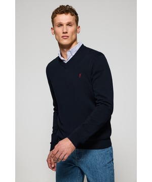 Eleganz ist Ihnen mit unserem gestrickten Baumwollpullover mit Rundkragen für Herren gewiss. Seine reguläre Passform passt sich allen Körpertypen an. Rippbündchen an Kragen, Ärmeln und Taille sorgen für einen perfekten Sitz. Das dezente marineblaue Nahtband am Kragen mit eingraviertem Polo Club Logo unterstreichen die Eleganz dieses Pullovers. Charakteristische Stickerei unseres Rigby Go-Logos in Kontrastfarbe auf der Brust. Kombinieren Sie es mit einem T-Shirt und einer Jeans für einen legeren Look oder mit einem Hemd und einer Chinohose für ein eleganteres Outfit.