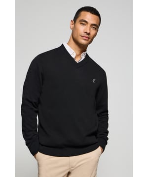 Eleganz ist Ihnen mit unserem gestrickten Baumwollpullover mit Rundkragen für Herren gewiss. Seine reguläre Passform passt sich allen Körpertypen an. Rippbündchen an Kragen, Ärmeln und Taille sorgen für einen perfekten Sitz. Das dezente marineblaue Nahtband am Kragen mit eingraviertem Polo Club Logo unterstreichen die Eleganz dieses Pullovers. Charakteristische Stickerei unseres Rigby Go-Logos in Kontrastfarbe auf der Brust. Kombinieren Sie es mit einem T-Shirt und einer Jeans für einen legeren Look oder mit einem Hemd und einer Chinohose für ein eleganteres Outfit.