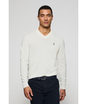 Eleganz ist Ihnen mit unserem gestrickten Baumwollpullover mit Rundkragen für Herren gewiss. Seine reguläre Passform passt sich allen Körpertypen an. Rippbündchen an Kragen, Ärmeln und Taille sorgen für einen perfekten Sitz. Das dezente marineblaue Nahtband am Kragen mit eingraviertem Polo Club Logo unterstreichen die Eleganz dieses Pullovers. Charakteristische Stickerei unseres Rigby Go-Logos in Kontrastfarbe auf der Brust. Kombinieren Sie es mit einem T-Shirt und einer Jeans für einen legeren Look oder mit einem Hemd und einer Chinohose für ein eleganteres Outfit.