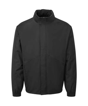 Außenmaterial: Polyester, PVC-beschichtet. Gewebe: Hydrochecker. Futterstoff: Micro-Vlies, Polyester. Design: Unifarben. GSM (Gramm pro Quadratmeter): 280. Gewebetechnik: isolierend, Wasserfest, Wetterfest. Bündchen: anpassbar, Teilweise elastisch, Klettverschluss. Hochgeschnittener Kragen. Stickerei Zugang, Wattiert, Seitennähte, Versiegelte Nähte, Klettbandverschluss vorn. Langärmlig. Kapuzenmerkmale: Verborgen, mit Kordelzug, Faltbar. Taschenart: 1 Innentasche, Eine aufgesetzte Tasche, 2 Vordertaschen, Reißverschluss. Durchgehender Reißverschluss, Klettverschluss, Regenklappe. Wasserdichtigkeit (mm): 5000 mm. Saum: Teilweise elastisch. Sicherheitsstandards: EN 343 Klasse 1.1, UKCA. Nachhaltigkeit: Amfori-Freigabe, BSCI, WRAP Zertifikat. XS: 88,9 cm. S: 96,52 cm. M: 102 cm. L: 109 cm. XL: 114,3 cm. XXL: 119,38 cm. 3XL, 4XL: 134,5 cm. 5XL: 142 cm.