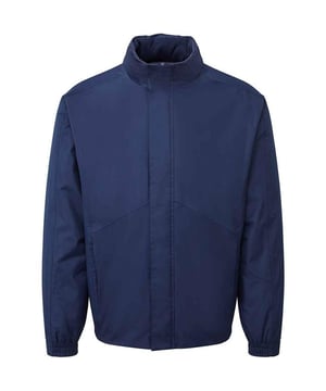 Außenmaterial: Polyester, PVC-beschichtet. Gewebe: Hydrochecker. Futterstoff: Micro-Vlies, Polyester. Design: Unifarben. GSM (Gramm pro Quadratmeter): 280. Gewebetechnik: isolierend, Wasserfest, Wetterfest. Bündchen: anpassbar, Teilweise elastisch, Klettverschluss. Hochgeschnittener Kragen. Stickerei Zugang, Wattiert, Seitennähte, Versiegelte Nähte, Klettbandverschluss vorn. Langärmlig. Kapuzenmerkmale: Verborgen, mit Kordelzug, Faltbar. Taschenart: 1 Innentasche, Eine aufgesetzte Tasche, 2 Vordertaschen, Reißverschluss. Durchgehender Reißverschluss, Klettverschluss, Regenklappe. Wasserdichtigkeit (mm): 5000 mm. Saum: Teilweise elastisch. Sicherheitsstandards: EN 343 Klasse 1.1, UKCA. Nachhaltigkeit: Amfori-Freigabe, BSCI, WRAP Zertifikat. XS: 88,9 cm. S: 96,52 cm. M: 102 cm. L: 109 cm. XL: 114,3 cm. XXL: 119,38 cm. 3XL, 4XL: 134,5 cm. 5XL: 142 cm.