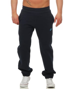 Nike Foundation Heren Joggers met manchetten en fleecevoering Nike AW77 joggingbroek. - - . Zachte geborstelde fleece voering. - - . Nike logo en Swoosh op de linkerdij. - - . Elastische taille met binnenkoord. - - . Elastische geribde boorden bij de enkels. - - . Twee steekzakken en een achterzak aan de rechterkant. - Ideaal voor joggen, gymnastiek of in het dagelijks leven.