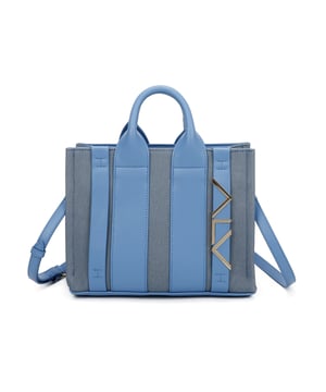 Bolso bandolera para mujer. El cierre es con cremallera. Los bolsillos internos son dos con cremallera y dos abiertos. Los bolsillos externos están ausentes. La bandolera es ajustable y extraíble en piel. El mango es de cuero. Hay un compartimento interno. El material externo es 100%PU. Internamente es 100% Poliéster. Medidas: 28x21x13 cm. Producto de moda
