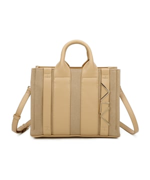 Bolso bandolera para mujer. El cierre es con cremallera. Los bolsillos internos son dos con cremallera y dos abiertos. Los bolsillos externos están ausentes. La bandolera es ajustable y extraíble en piel. El mango es de cuero. Hay un compartimento interno. El material externo es 100%PU. Internamente es 100% Poliéster. Medidas: 28x21x13 cm. Producto de moda