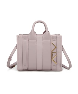 Bolso bandolera para mujer. El cierre es con cremallera. Los bolsillos internos son dos con cremallera y dos abiertos. Los bolsillos externos están ausentes. La bandolera es ajustable y extraíble en piel. El mango es de cuero. Hay un compartimento interno. El material externo es 100%PU. Internamente es 100% Poliéster. Medidas: 28x21x13 cm. Producto de moda