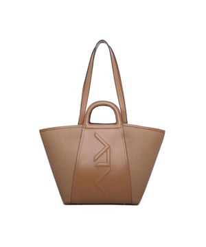 Bolso bandolera para mujer. El cierre es con cremallera. Los bolsillos internos son dos con cremallera y dos abiertos. Los bolsillos externos están ausentes. La bandolera es extraíble en cadena. El mango es de cuero. Hay un compartimento interno. El material externo es 100%PU. Internamente es 100% Poliéster. Medidas: 26x28x14 cm. Producto de moda