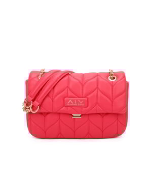 Bolso bandolera para mujer. El cierre es a presión y botón. Los bolsillos internos son dos con cremallera y dos abiertos. Los bolsillos externos están ausentes. La bandolera es de cadena. Falta el mango. Hay un compartimento interno. El material externo es 100%PU. Internamente es 100% Poliéster. Medidas: 25x14x8 cm. Producto de moda