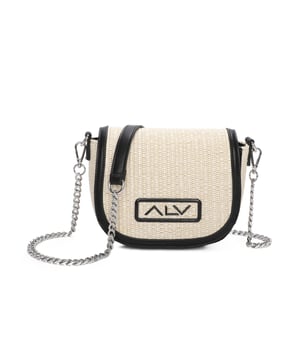 Bolso bandolera para mujer. El cierre es a presión y botón. Los bolsillos internos son dos con cremallera y dos abiertos. Los bolsillos externos están ausentes. La bandolera es extraíble en cadena. Falta el mango. Hay un compartimento interno. El material externo es 100%PU. Internamente es 100% Poliéster. Medidas: 19x16x6 cm. Producto de moda