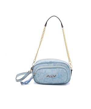 Bolso bandolera para mujer. El cierre es con cremallera. Los bolsillos internos son dos con cremallera y dos abiertos. Los bolsillos externos son uno frontal con cremallera. La bandolera es extraíble en cadena. Falta el mango. Hay un compartimento interno. El material externo es 100%PU. Internamente es 100% Poliéster. Medidas: 25x12x16 cm. Producto de moda