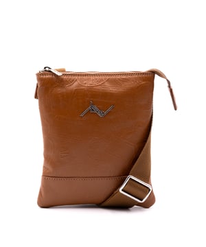Bolso bandolera para mujer. El cierre es con cremallera. Los bolsillos internos son dos con cremallera y dos abiertos. Los bolsillos externos están ausentes. La bandolera es ajustable en tela. Falta el mango. Hay un compartimento interno. El material exterior es 100% Piel Auténtica. Internamente es 100% Poliéster. Medidas: 18x21x2 cm. Producto de moda