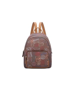 Mochila de mujer. El cierre es con cremallera. Los bolsillos internos son dos con cremallera y dos abiertos. Los bolsillos externos son uno frontal con cremallera. La bandolera es ajustable en piel. El mango es de cuero. Hay un compartimento interno. El material externo es 100%PU. Internamente es 100% Poliéster. Medidas: 23x15x28 cm. Producto de moda