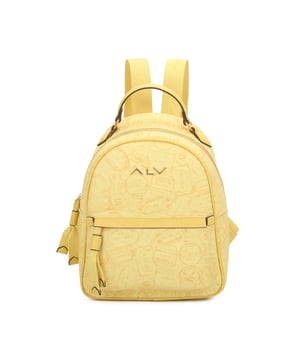 Mochila de mujer. El cierre es con cremallera. Los bolsillos internos son dos con cremallera y dos abiertos. Los bolsillos externos son uno frontal con cremallera. La bandolera es ajustable y extraíble en tejido. El mango es de cuero. Hay un compartimento interno. El material externo es 100%PU. Internamente es 100% Poliéster. Medidas: 26x12x32 cm. Producto de moda