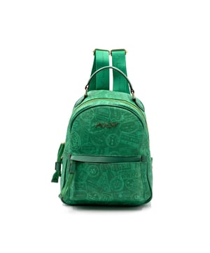 Mochila de mujer. El cierre es con cremallera. Los bolsillos internos son dos con cremallera y dos abiertos. Los bolsillos externos son uno frontal con cremallera. La bandolera es ajustable y extraíble en tejido. El mango es de cuero. Hay un compartimento interno. El material externo es 100%PU. Internamente es 100% Poliéster. Medidas: 26x12x32 cm. Producto de moda