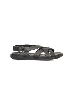 Sandalias Trenzadas de Piel Verdadera. Cierre ajustable con hebilla. Suela de goma.