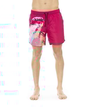 Bañador tipo shorts con estampado lateral. Bolsillos laterales y uno trasero. Cinturilla elástica con cordón.