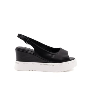 Sandalias de mujer. El cierre es con cordones. Faltan bolsillos internos. Los bolsillos externos están ausentes. Falta la correa para el hombro. Falta el mango. Los compartimentos internos están ausentes. El material exterior es 100% Poliéster. Internamente es 100% Poliéster. Medidas: 36 cm. Producto de moda