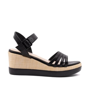 Damensandalen mit Riemenverschluss. fehlende Innentaschen. fehlende Außentaschen. fehlender Schultergurt. fehlender Griff. fehlende Innenfächer.  Außenmaterial: Innenmaterial: 100 % Polyester. Maße: 41 cm. Modeprodukt