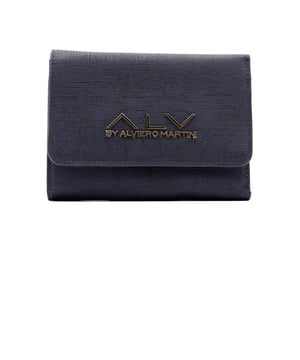 Damenbrieftasche mit Schnappverschluss. zwei Reißverschluss- und zwei offene Innentaschen. fehlende Außentaschen. fehlender Schultergurt. fehlender Griff. fehlende Innenfächer.  Außenmaterial: Innenmaterial: 100 % Polyester. Maße: 15x2x11 cm. Modeprodukt