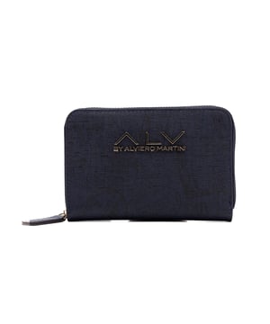 Damenbrieftasche mit Reißverschluss. zwei Reißverschluss- und zwei offene Innentaschen. fehlende Außentaschen. fehlender Schultergurt. fehlender Griff. fehlende Innenfächer.  Außenmaterial: Innenmaterial: 100 % Polyester. Maße: 15x2x10 cm. Modeprodukt