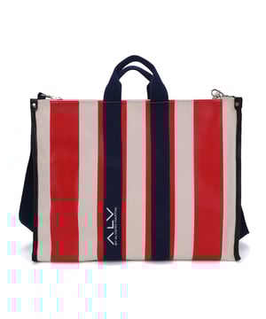 Bolso shopper para mujer. El cierre es con botón magnético. Los bolsillos internos son dos con cremallera y dos abiertos. Los bolsillos externos están ausentes. La bandolera es ajustable y extraíble en tejido. El mango es de tela. Hay un compartimento interno. El material exterior es 100% nailon. Internamente es 100% Poliéster. Medidas: 44x34x18 cm. Producto de moda