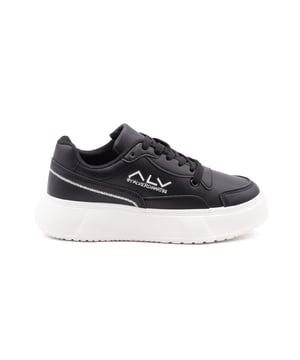 Zapatillas de mujer. El cierre está ausente. Faltan bolsillos internos. Los bolsillos externos están ausentes. Falta la correa para el hombro. Falta el mango. Los compartimentos internos están ausentes. El material exterior es 100% Poliéster. Internamente es 100% Poliéster. Medidas: 36 cm. Producto de moda