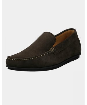 A classic loafer in moccasin style. Clean and timeless. The upper is made of high-quality suede. With leather lining and leather-covered insole.


 Inner sole material: Leather 




 Inner lining material: Leather 




 Upper material: Leather 


30633914