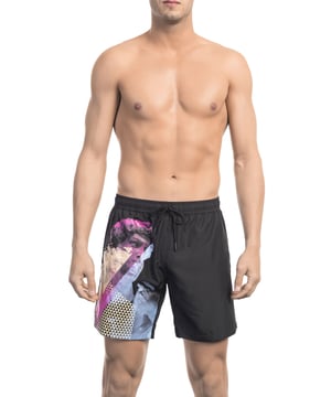 Bañador tipo shorts con estampado lateral. Bolsillos laterales y uno trasero. Cinturilla elástica con cordón.