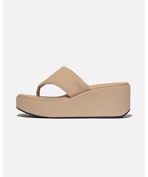 Deze trendy teen-sandalen zijn onweerstaanbaar – denk aan strakke lijnen, een klassieke hoge wigzool en een leuke 90's vibe. Licht gepolsterd. Overal mee te combineren. Gemaakt van zacht neopreen-achtig materiaal, inclusief rondom de zool. Een 3D-geprint logo voegt subtiele branding toe. Op onze CushX™ tussenzool, biomechanisch ontworpen voor een sneakergevoel in schoenen met hakken (je kunt hier de hele dag op lopen).

Ergonomisch ontworpen om de uitlijning van je lichaam, natuurlijke beweging en energie te optimaliseren. 
CushX-tussenzool heeft zachte EVA-demping binnen een stevigere EVA-schaal voor stabiliteit, met een hiel-tot-voorvoethoek die de uitlijning en comfort in hoge hakken optimaliseert.
Anatomisch gevormde voetbed verspreidt druk en biedt natuurlijke voetboogsteun.
Grip geschikt voor dagelijks gebruik/wegprofiel.
Hielhoogte – 76,1 mm.
Impactkussen bij de voorvoet voor extra demping.

Bovenmateriaal: Stof
Voeringmateriaal: Nylon 
Bovenmateriaal: Microvezel 
Voetbed: 
Sluiting: Instap 
Zool: Slipbestendig rubber 
Technologie: CushX