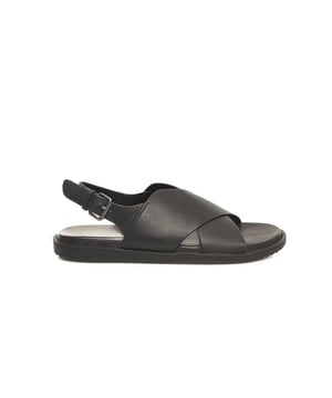 Sandalias Trenzadas de Piel Verdadera. Cierre ajustable con hebilla. Suela de goma.