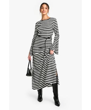 Dresses are the most-wanted wardrobe item for day-to-night dressing. From cool-tone whites to block brights, we've got the everyday skater dresses and party-ready bodycon styles that are perfect for transitioning from day to play. Minis, midis and maxis are our motto, with classic jersey always genius and printed cami dresses the season's killer cut - add skyscraper heels for a seriously statement look. Dress up or down in style with boohoo.
