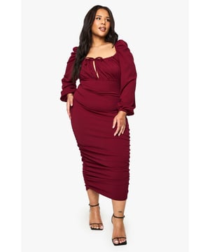 Elegant midikleid featuring a flattering ruched design that contours your curves
        Romantic blouson sleeves add volume and drama to your silhouette
        Feminine sweetheart neckline with delicate tie detail for adjustable styling
        Figure-enhancing scuba crepe fabric offers comfortable stretch and structure
        Sophisticated midi length perfect for special occasions and evening events
    
    Make a striking impression in this beautifully crafted plus size midikleid from Boohoo. The thoughtfully ruched design creates a flattering silhouette that celebrates your curves, whilst the voluminous blouson sleeves add a touch of romantic drama. The sweet tie-front detail at the neckline allows for customisable styling to suit your preference. Pair with strappy heels and a metallic clutch as shown for formal occasions such as weddings or cocktail parties. For a more relaxed evening look, style with statement earrings and a cropped jacket. The scuba crepe fabric provides just the right amount of structure whilst maintaining comfort throughout your event. This versatile dress transitions effortlessly from day to night, making it a must-have addition to your occasion wardrobe.