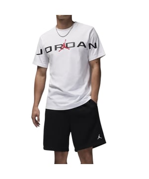 Soft cotton and extra-large graphics? Now that's a winning combo. Crafted from midweight cotton, this classic tee has a comfy feel that's ideal for everyday wear